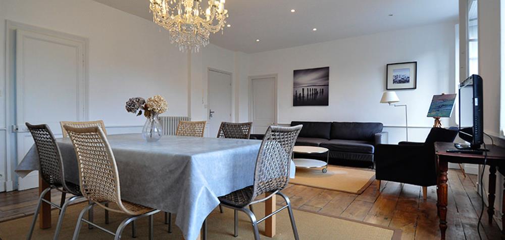 Coin repas convivial de l'Appartement Pré Brécel 1 à Saint-Malo