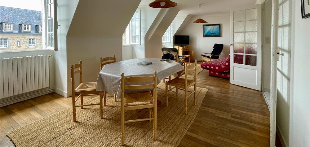 Salon lumineux avec vue mer de l'Appartement Aleth à Saint-Malo