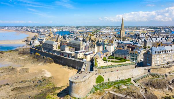 Vue aérienne de Saint-Malo, fortifications et plage à marée basse