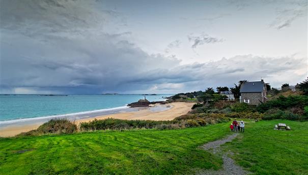 Plage de Saint-Lunaire par temps nuageux