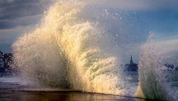 Vague impressionnante s'écrasant sur le rivage à Saint-Malo