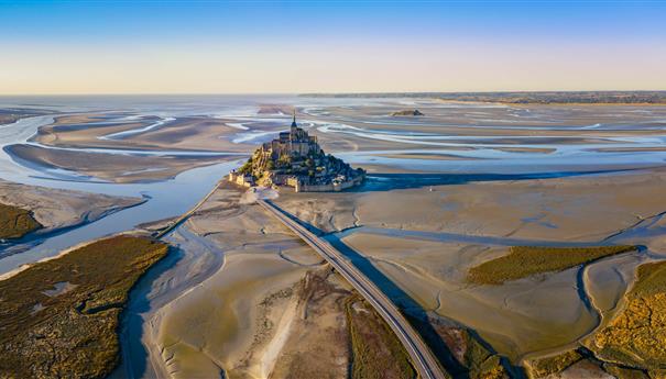Vue aérienne du Mont-Saint-Michel à marée basse