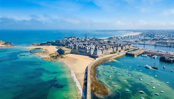 Vue panoramique sur la cité fortifiée de Saint-Malo depuis la mer