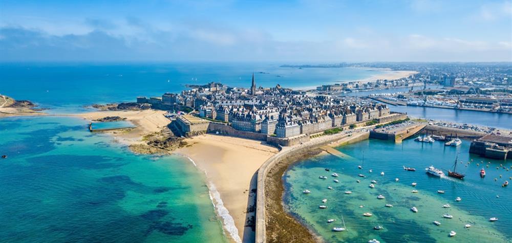 Vue panoramique sur la cité fortifiée de Saint-Malo depuis la mer