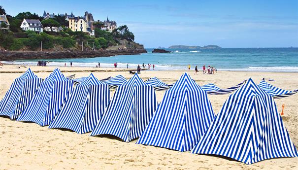 Tentes de plage rayées sur la plage de Dinard